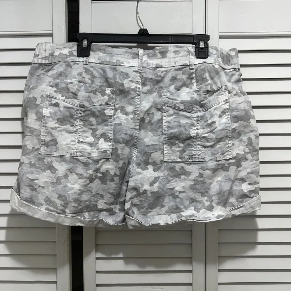 Time and Tru Mid-Rise Gray Camouflage Shorts Elastic Waistband Size 16 Preowned